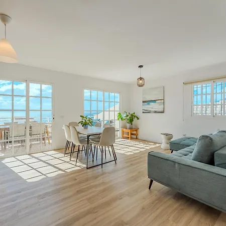 Ocean Front Spacious Family アパート